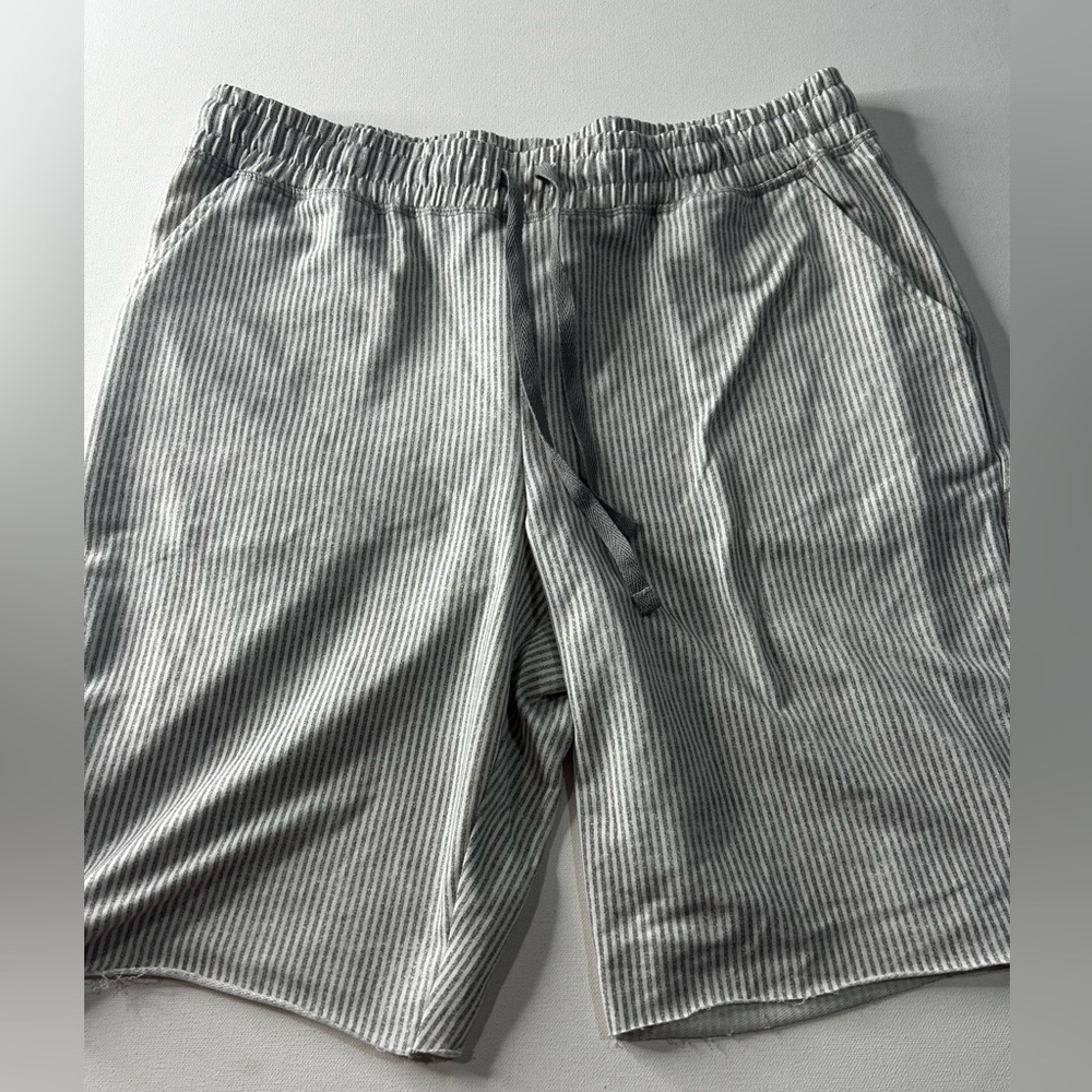 LuLaRoe Medium Jamie Gray Striped Shorts